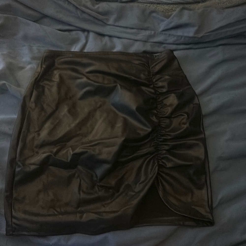 Windsor, faux leather skirt